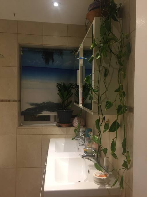 楼上浴室洗漱池