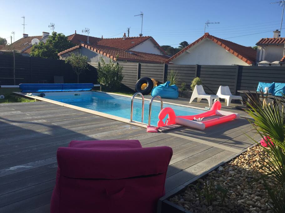 Terrasse/jardin avec piscine à l'arrière de la maison clos.