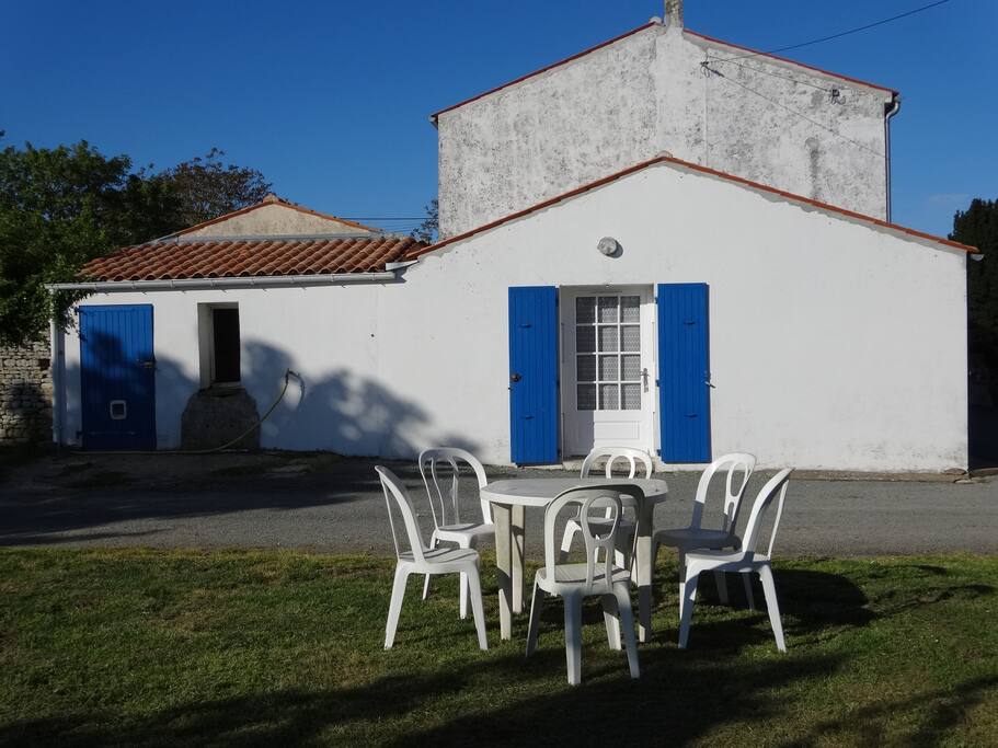 Gîte 4 personnes à la ferme. 2 chambres. Espace jardin privatif. Entrée séparée.