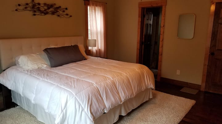 Kingsize traagschuimbed in loftslaapkamer.