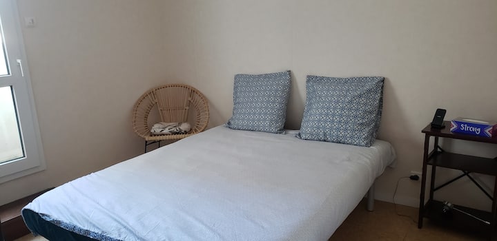 Საძინებელში ორადგილიანი საწოლია. Აივანზე გასასვლელი.