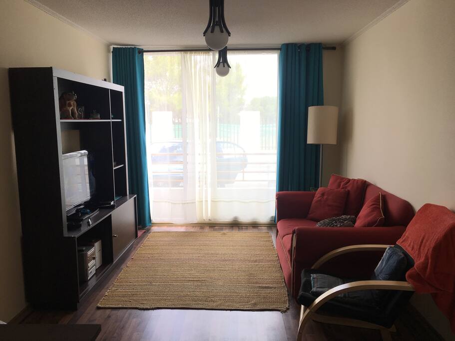 Amplio Espacio Común Sillón Mecedora y Tv Disponible