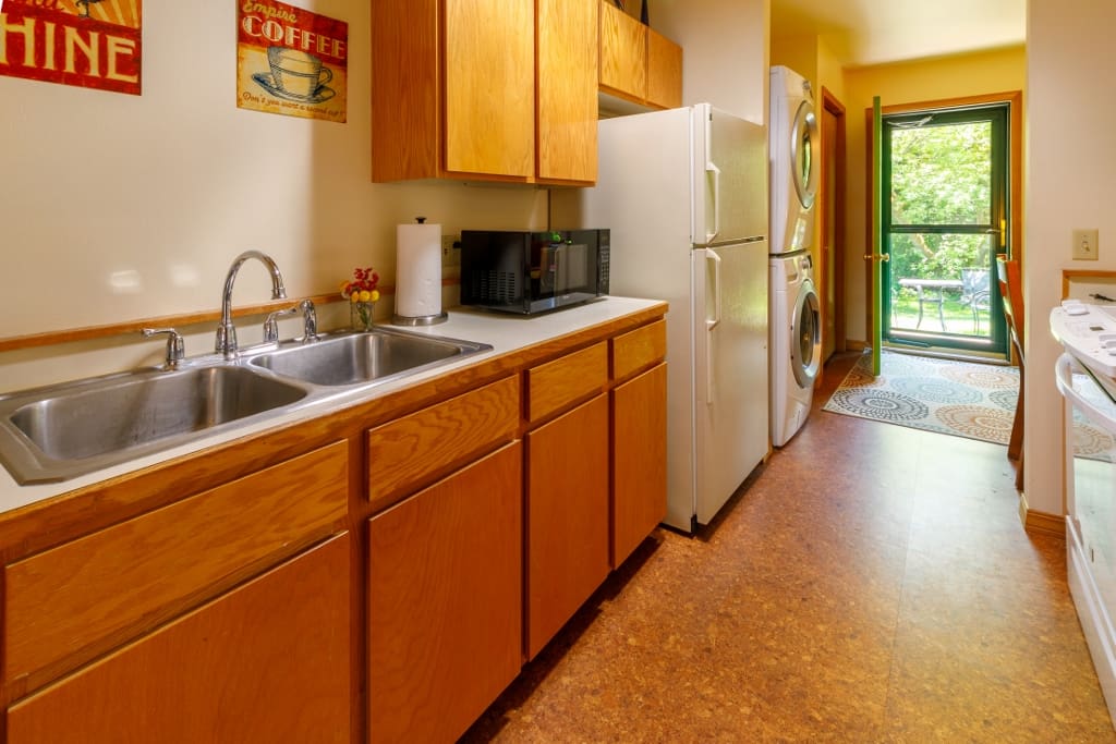 Full kitchen, private laundry