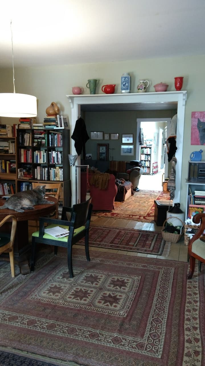 private room - center of Hudson on Warren