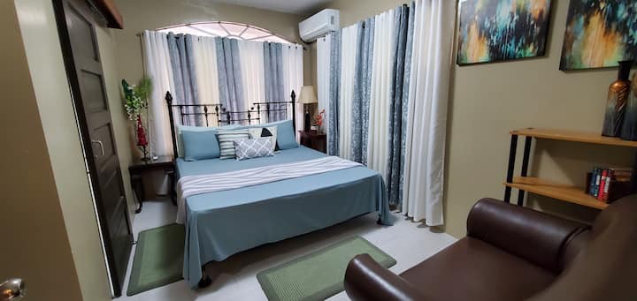 Bedrrom #1 со брачен кревет (широк 150-179 см), кауч и бања со тоалет и тоалет.