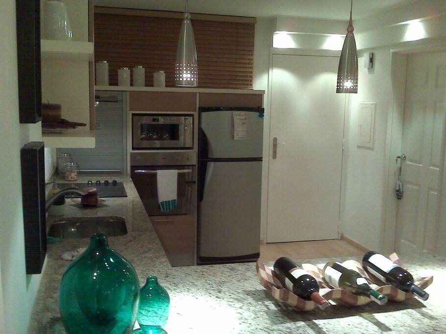 Cocina equipada con nevera, microondas, horno, 04 hornillas electrica