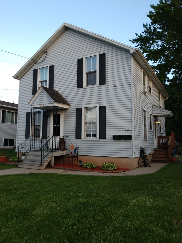 Quaint 2 bedroom upper apartment in duplex. Apartments for Rent in