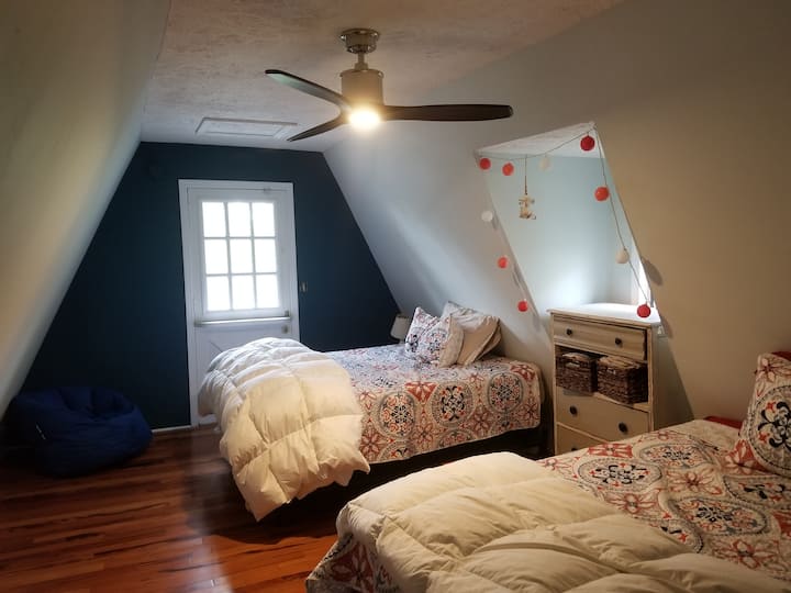 მე-3 სართულის საძინებელი ცალკე აივნით - 2 სრული საწოლი. Უჯრის გულმკერდი. წვდომა მე-3 სართულის პატარა აივანზე. 