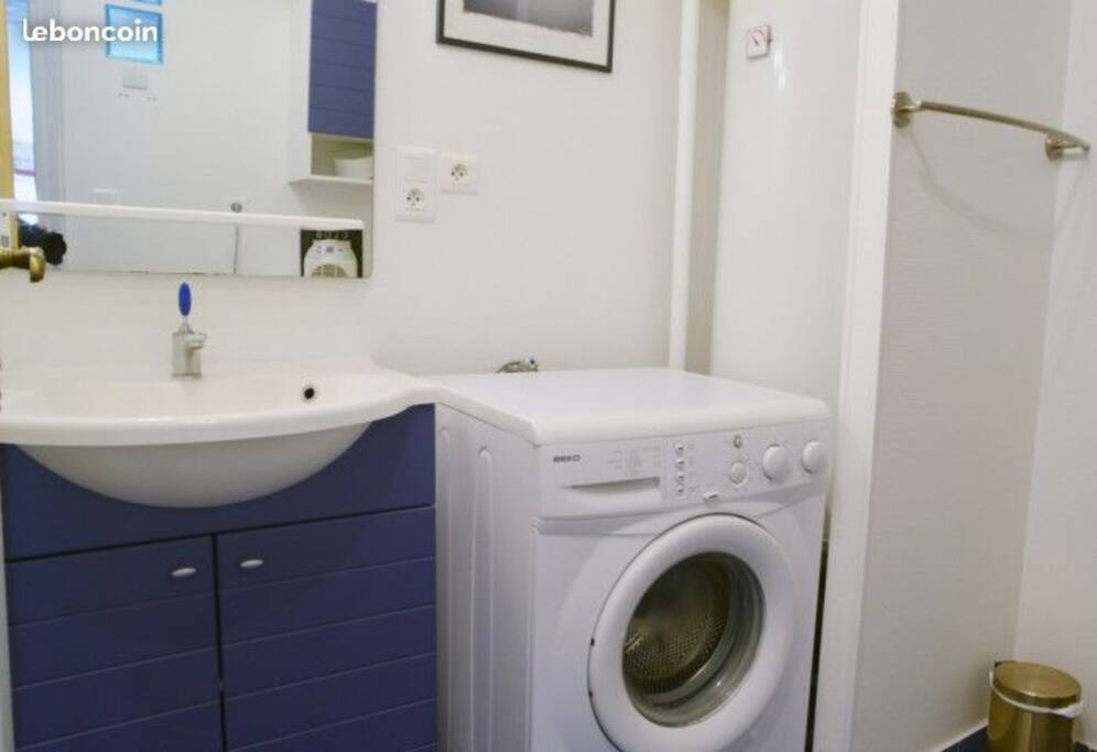 Salle d'eau avec lave linge et sèche linge