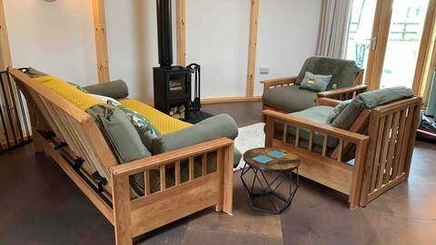 Popular Airbnb listing: Wooden Roundhouse with Hot Tub (Bee) in Broadland