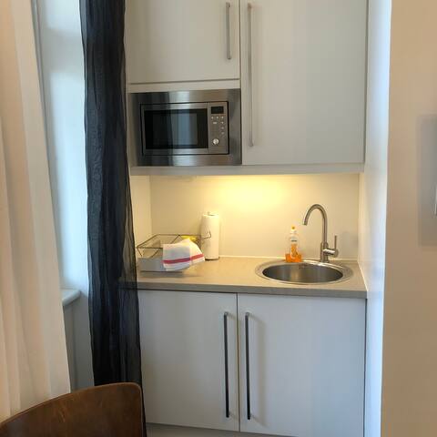 Top performing Airbnb: Quiet studio between main station and center in Lend
