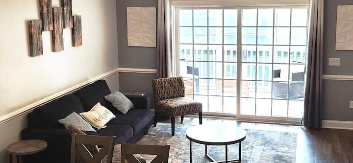 غرفة معيشة مع أريكة نوم