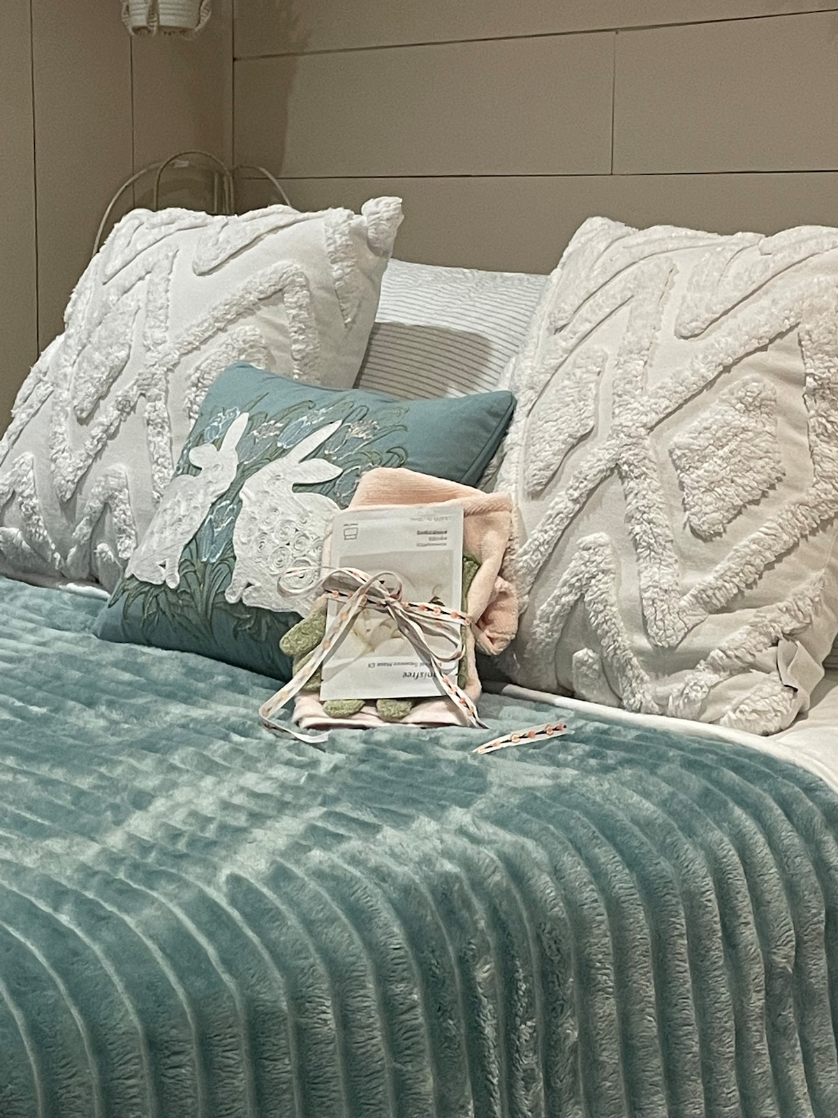 Საწოლი გამოწყობილია იმ სეზონზე, რომელშიც ვიმყოფებით. 