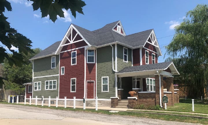 9 Bedrooms, 3 Full Kitchens, 3 Full Baths, Laundry, Downtown Indy. Sleeps 20+ - Indianapolis, IN