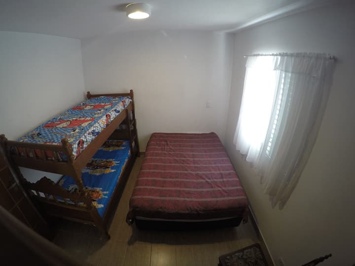 חדר שינה 2 - מיטה זוגית אחת + מיטת קומתיים אחת