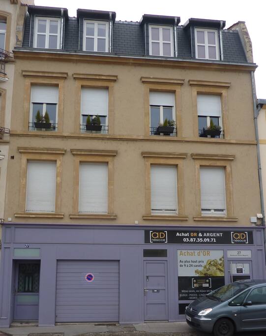 L'immeuble (L'appartement est situé à l'arrière du bâtiment)