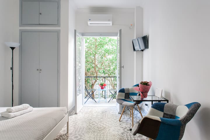 Budget Apartment At Kypseli - アテネ
