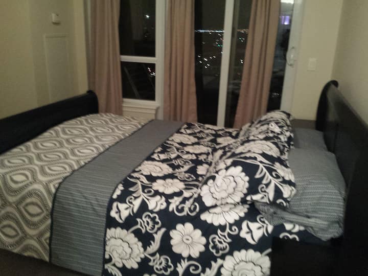 2bd+den Best Value & Prime Location - Mississauga