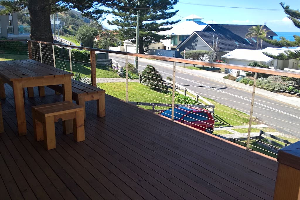 Huge front deck and table from the other angle