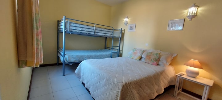 ห้องนอน 4 มีเตียงคู่ขนาดเล็กและเตียงสองชั้นขนาดใหญ่ ห้องนี้สามารถนอนได้สบายๆ 4 คน 