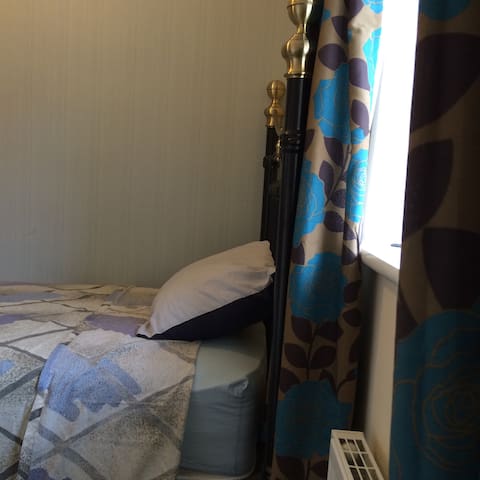 Modern single Room in  Grays