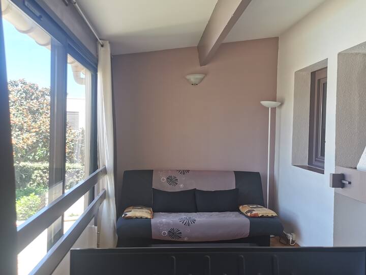 Mwonekano wa sebule kutoka kwenye dirisha la chumba cha