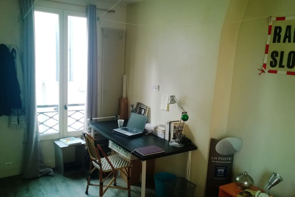 Bureau de la chambre / Desk in the bedroom