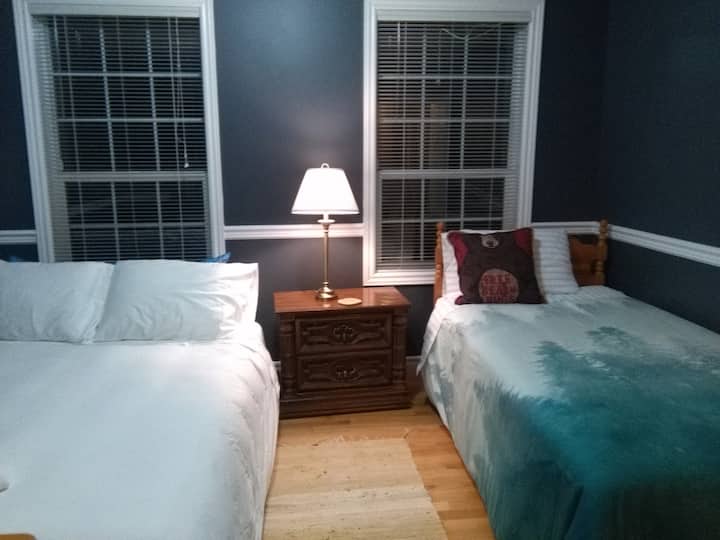 Tweede slaapkamer met futon en eenpersoonsbed. 