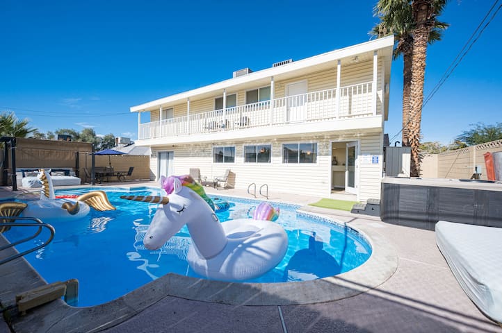 15 Beds, Heated Pool, Near Strip | Vibes dot Vegas