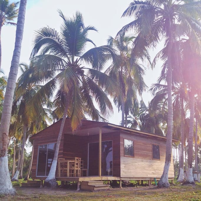 Cabaña: para 6 o 7 personas.
Cuenta con: 2 habitaciones
(1era habitación con cama matrimonial, 2da habitación dos camarotes), sala con sofá-cama, estufa y aire acondicionado; y se encuentra ubicada en frente de la playa.