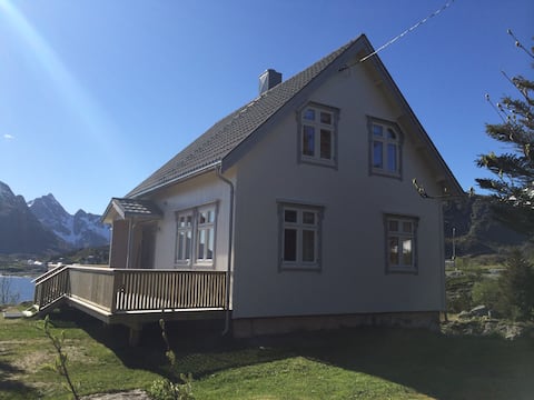 Successful Airbnb property: Lofoten - Lillehaugen House, Sørvågen in Moskenes