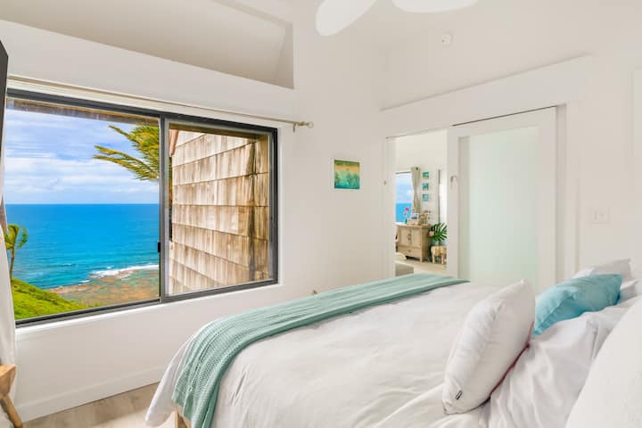 إطلالة على المحيط من السرير الفاخر مقاس كينج.