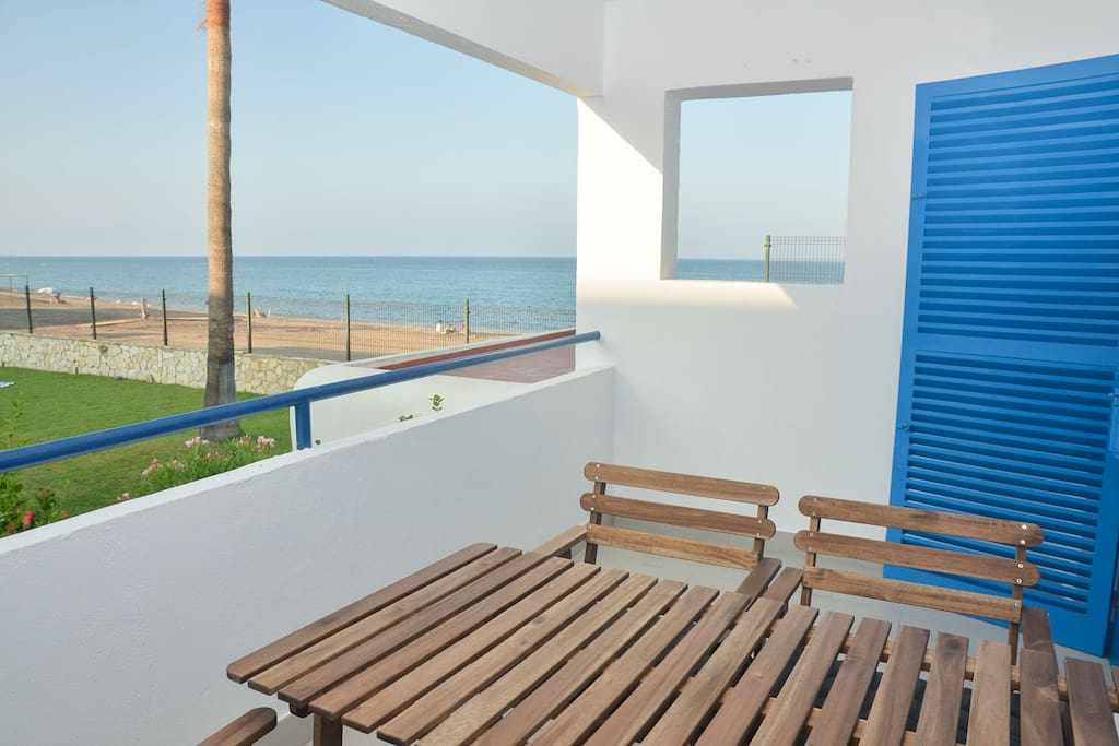 Terraza con vistas al mar ya la piscina.