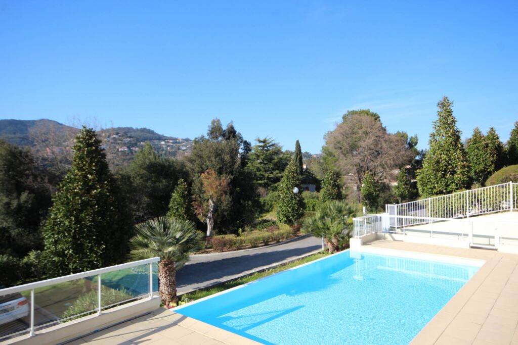 Piscine ensoleillée