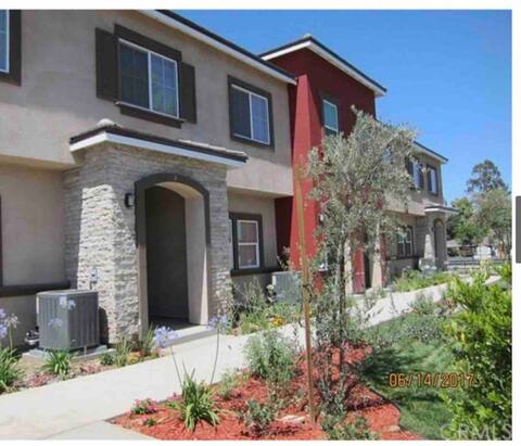 Cozy/Stylish Town House in Downtown Rialto