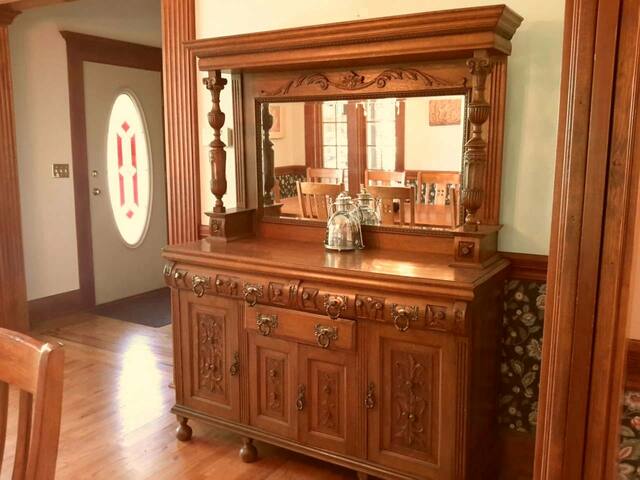 Family Ocean View Victorian Executive Swartz Bay gallery image 3