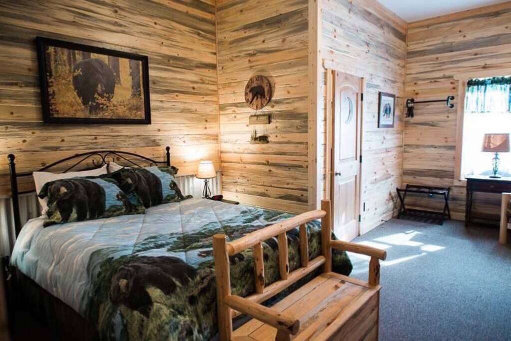 The Bear's Den - Queen Bed