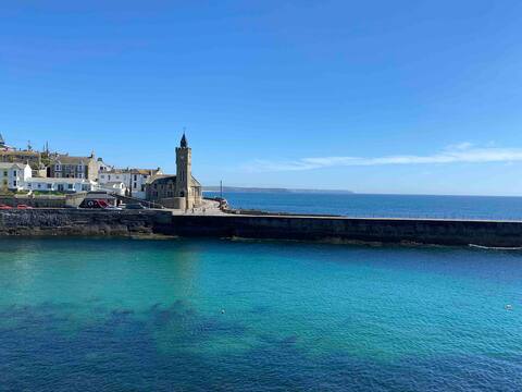 Enclosed garden, minutes from harbour pubs & beach