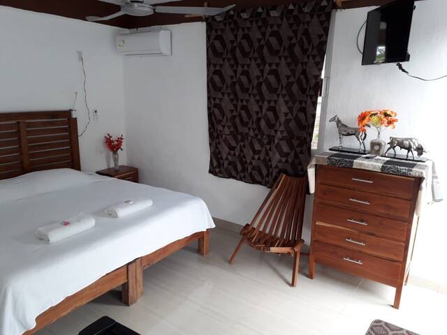 Habitación Confortable Con Piscina y Cama King.