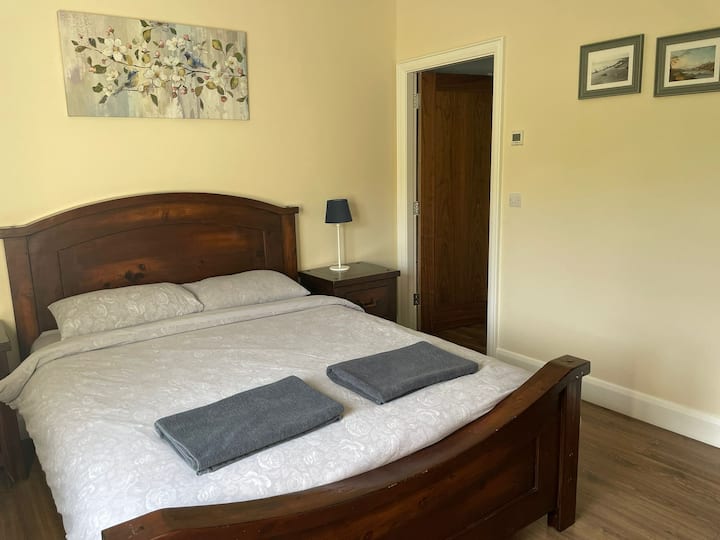 Брачен кревет (широк 150-179 см) со сопствен апартман