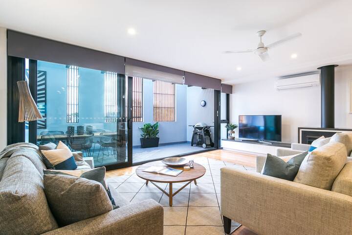 Collins Q1 Luxury Apartment, Heart of Sorrento gallery image 5