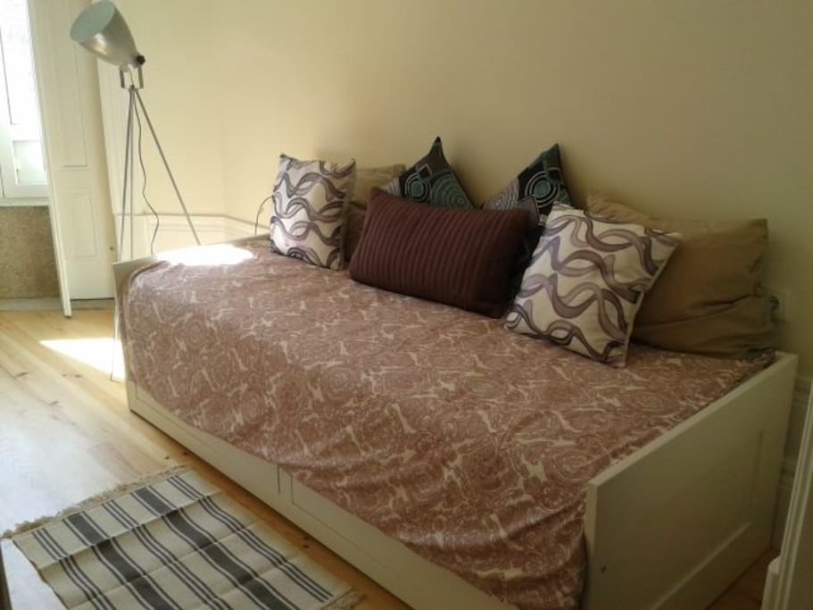 couch/ 3rd person bed
