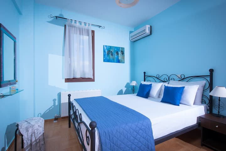 One of the 4 bedrooms with double bed