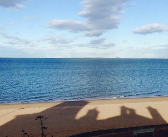 Beachside Spacious Edinburgh home 15 min from City gallery image 2