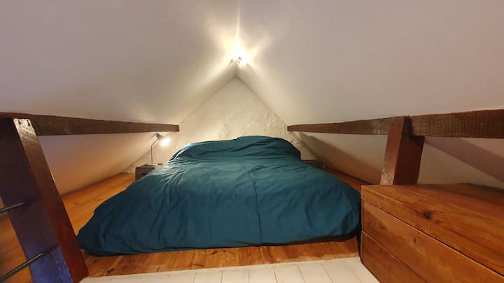 通过坚固的梯子可到达夹层上舒适的双人床。 请注意，它不够高。