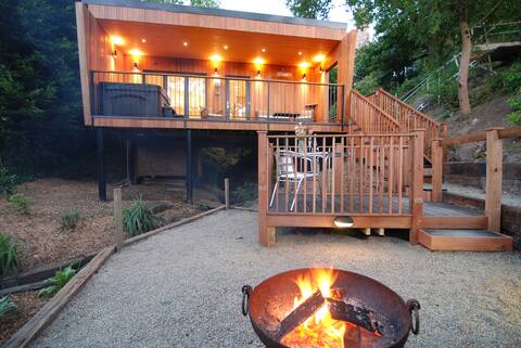 OAKS LODGE luxury romantic woodland lodge, hot tub