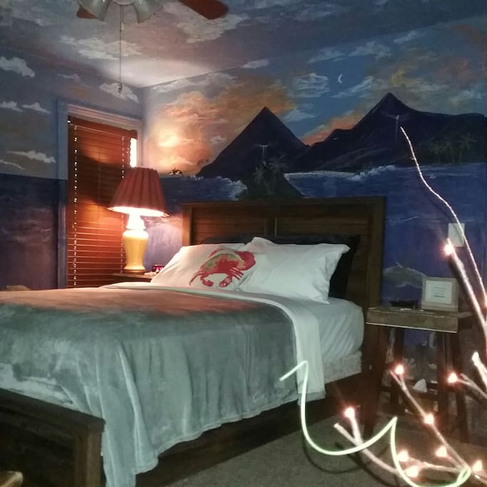Comfy queen bed with a feel of being in the tropics. Hand painted murals.