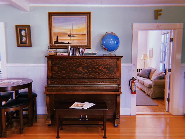 Quaint 2 Br Cottage Near Main Beach - Sleeps  11 - Santa Cruz, CA
