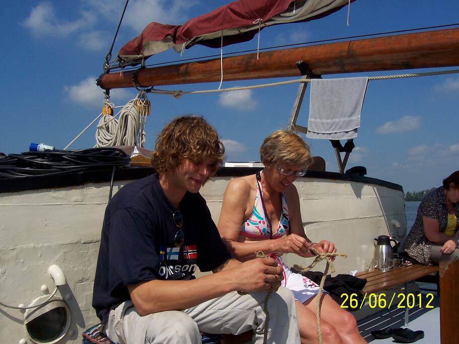 Het middendek leent zich uitstekend om te genieten van ... bij mooi weer