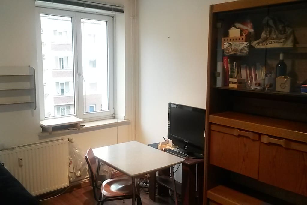 TV und extra Tisch davor